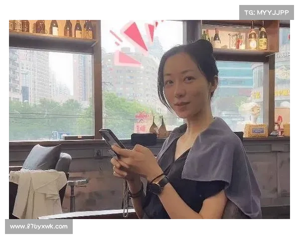 韩雪夫妇甜蜜约会:素颜美丽与岁月痕迹的完美交融 韩雪夫妇甜蜜约会:素颜美丽与岁月痕迹的完美交融